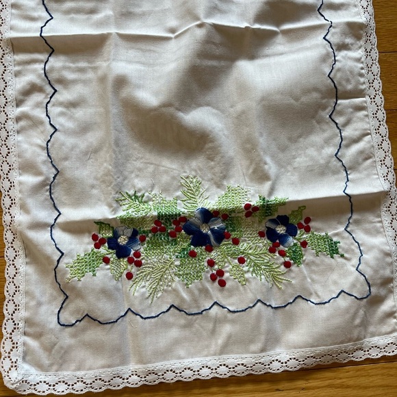 Embroidered Dresser Scarf Runner and Doily Set. New. Bucilla - Picture 3 of 7